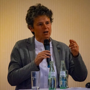 Dr. Lydia Hüs­kens