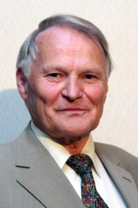Dr. Hen­ning Frie­bel