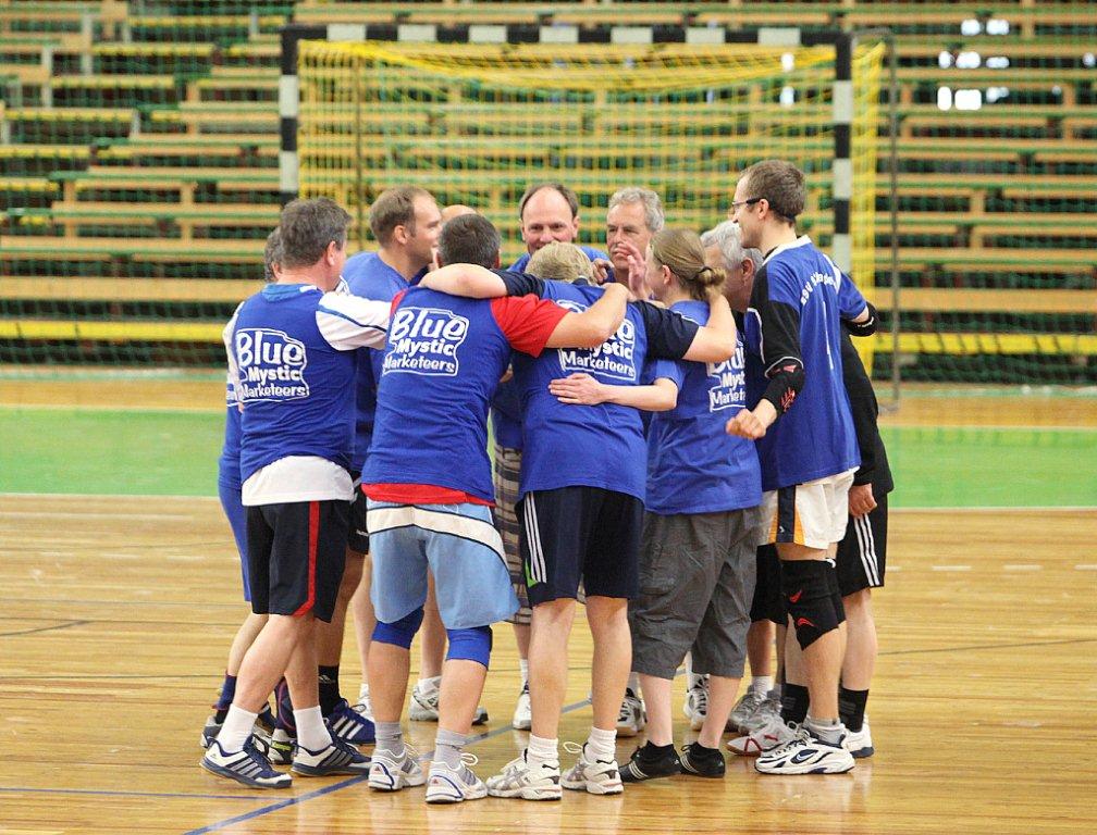 Das Team des Marketing-Clubs beim 2. Handball-Benefizturnier des Presseclubs am 28. Mai 2011 in der Hermann-Gieseler-Halle (Foto: Manja Winkler)