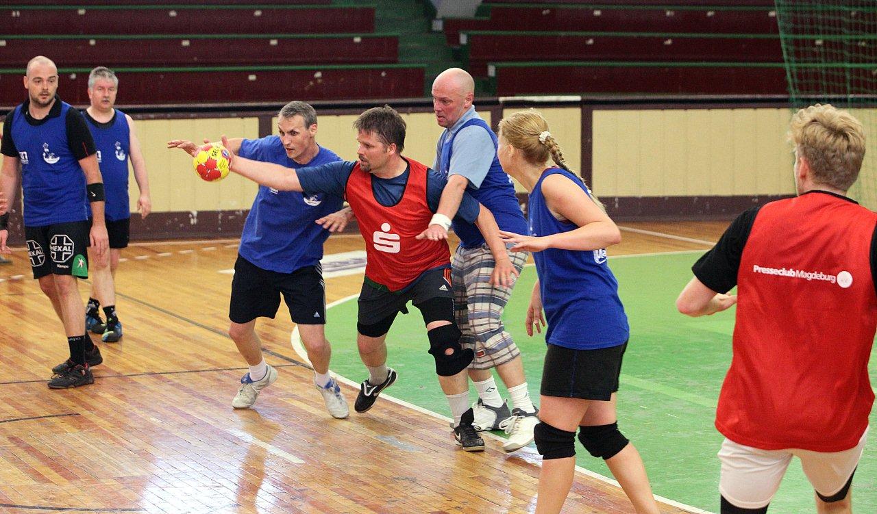 4. Handball-Benefizturnier des Presseclubs Magdeburg am 15.06.2013 in der Hermann-Gieseler-Halle (Foto: © werbeagentur jwd)