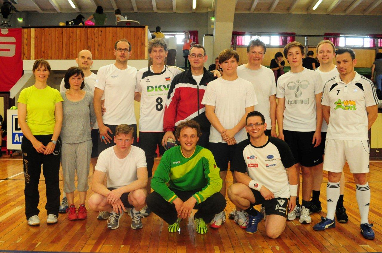 Team des Montessori-Zentrums Magdeburg - 4. Handball-Benefizturnier des Presseclubs Magdeburg am 15.06.2013 in der Hermann-Gieseler-Halle