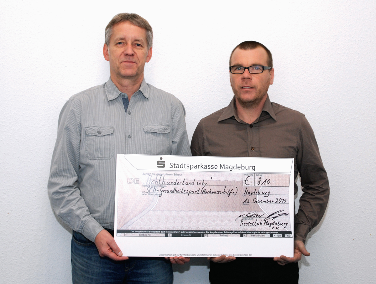 Presseclub-Vorsitzender Norbert Doktor überreicht den zweiten Spendenscheck aus den Einnahmen unseres Handball-Benefizturniers an Niels Wedler vom SCM-Gesundheitssport. (Foto: Carsten Boek)