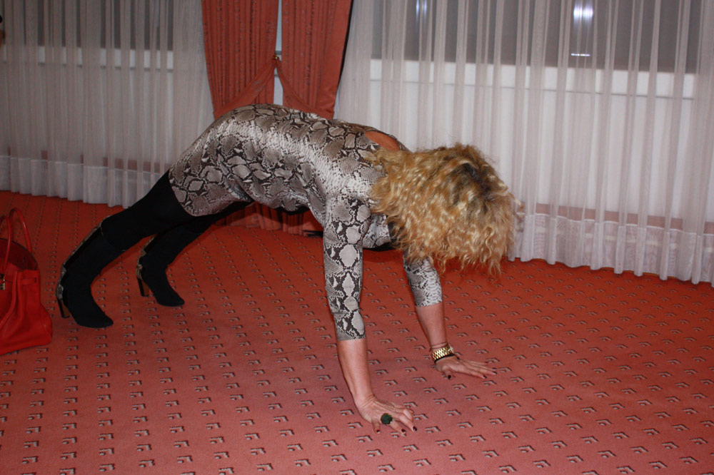 Susanne Fröhlich demonstriert eine Yoga-Übung - Presseclub-Abend mit Susanne Fröhlich am 13.12.2011 in Magdeburg (Foto: Dany Stein)
