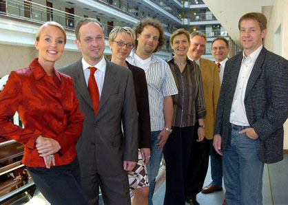 "Der erste Vorstand des Presscelubs von 2004 bis 2006" v.l.: Anja Petzold, Mathias Geraldy, Anke Machlitt, Matthias Fricke, Bonnie Wolff-Boenisch, Wolfgang Schulz, Volker Schmeichel, Norbert Doktor. Es fehlen auf dem Foto: Ralph Völker und Kai Perret. 