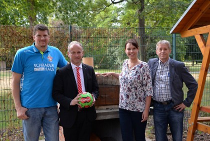 Der Presseclub Magdeburg hat die Spendengelder überreicht, die beim Handball-Benefizturnier eingespielt worden waren.